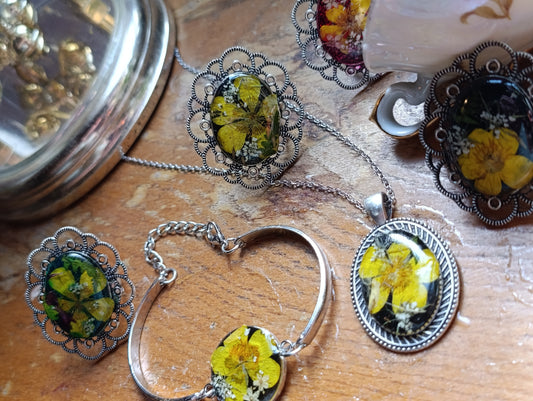 Collana cammeo nero Ranuncolo|fiori veri di Lucca