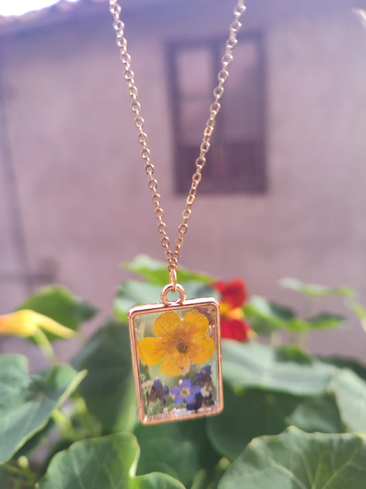 Collana Rettangolare Fiori Viola e Giallo in Resina