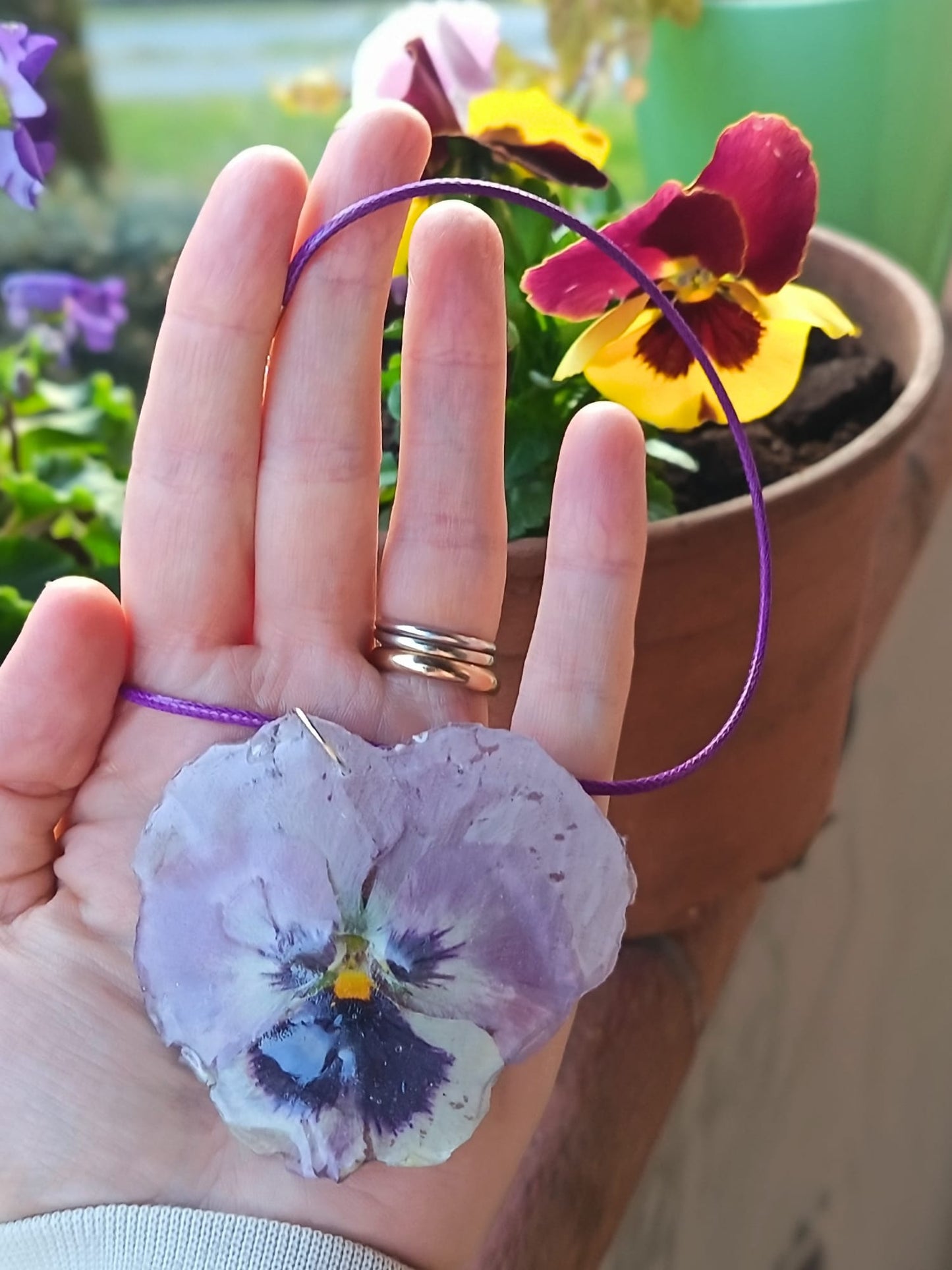 Collana Viola del Pensiero in Resina – Lilla e Viola