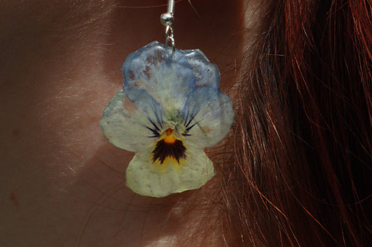 Orecchini Viola del Pensiero in Resina – Azzurro e Crema