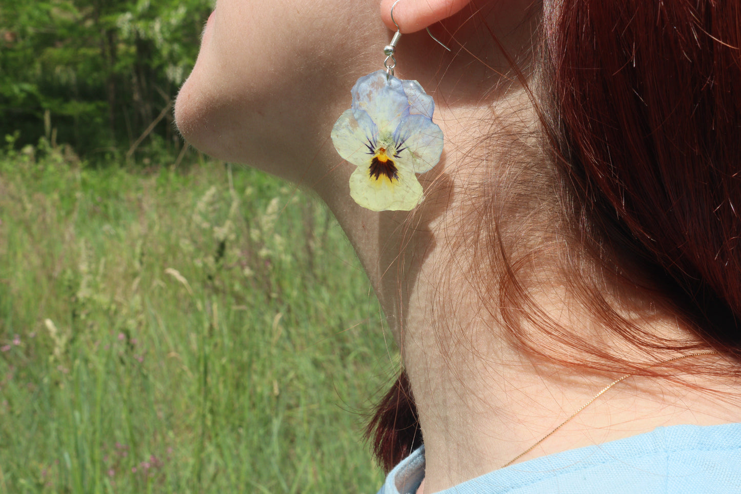 Orecchini Viola del Pensiero in Resina – Azzurro e Crema