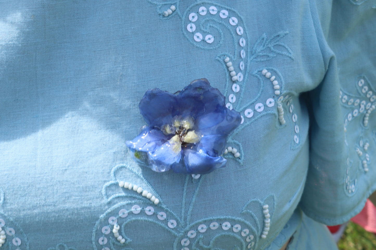 Spilla Fiore Blu in Resina – Delphinium