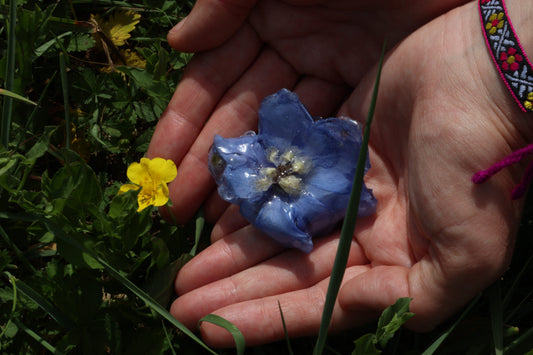 Spilla Fiore Blu in Resina – Delphinium