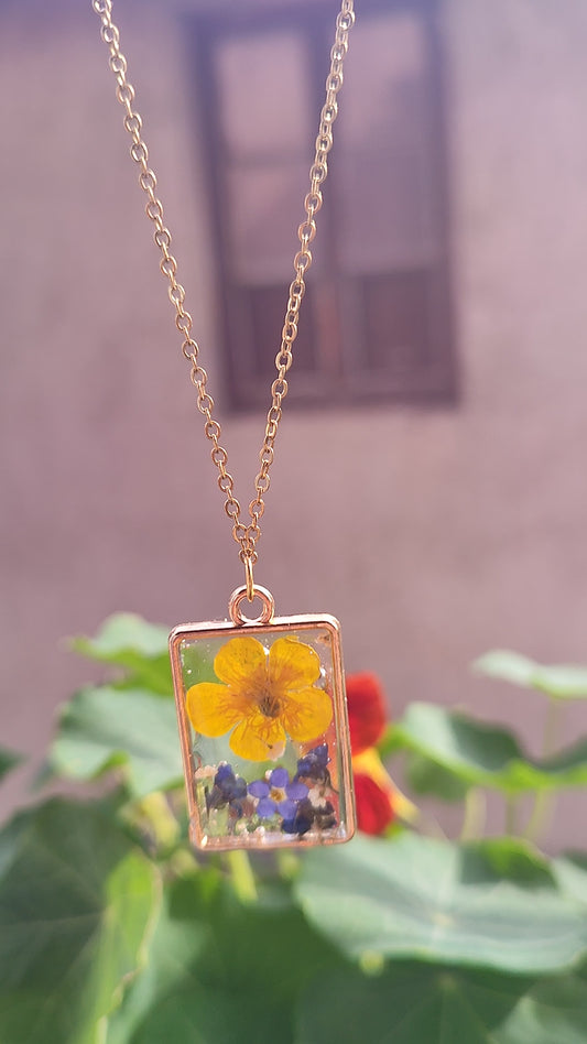 Collana Rettangolare Fiori Viola e Giallo in Resina