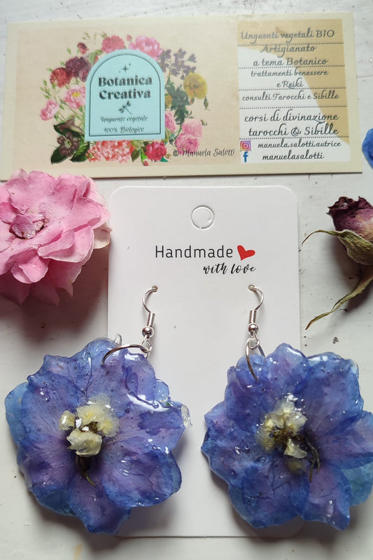 Orecchini Delphinium Blu – Fiori Veri in Resina
