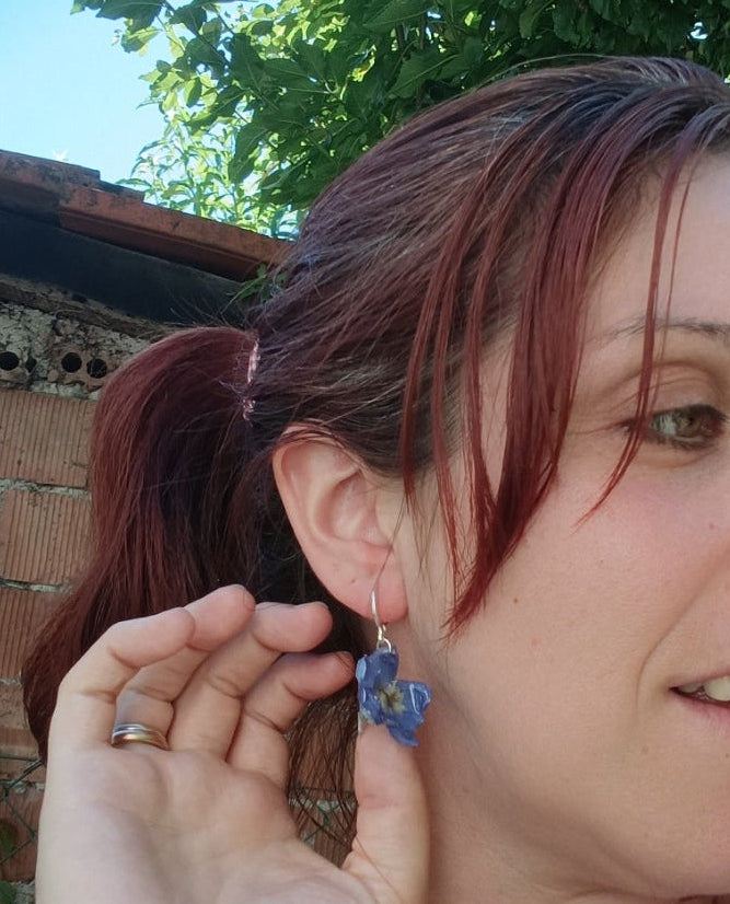 Orecchini in Argento 925 con Delphinium Blu – Fatti a Mano