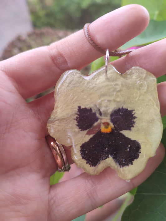 Viola del pensiero bianca- collana resina