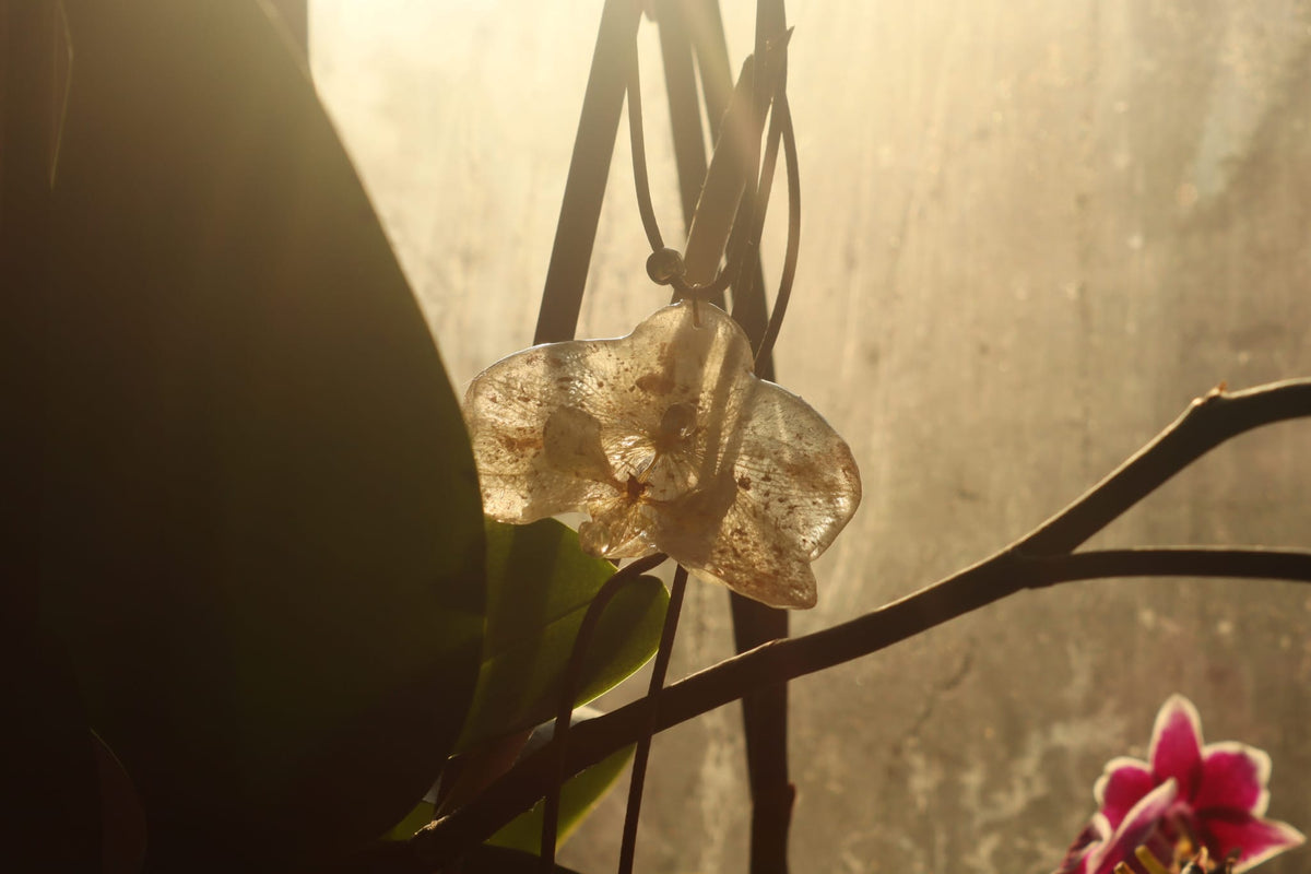 Collana Orchidea Bianca e oro su cordino cruelty free