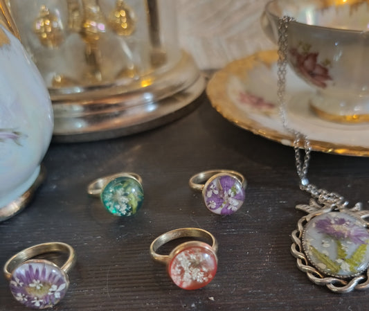Anello botanico dorato con fiori veri