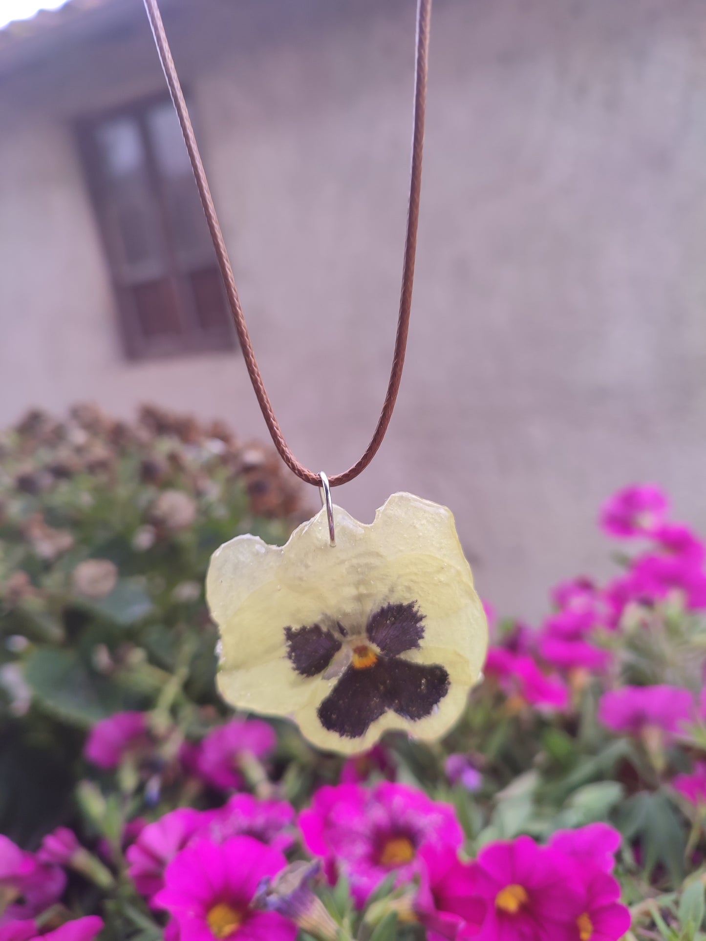 Viola del pensiero bianca- collana resina