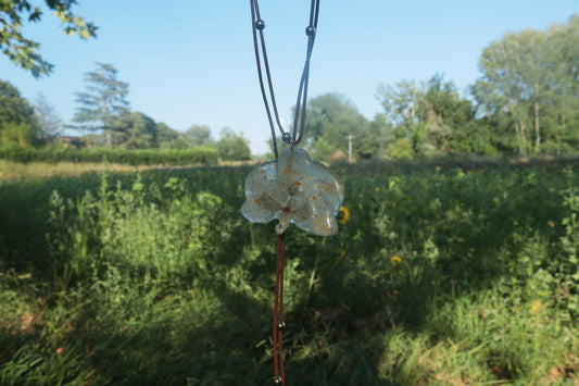 Collana Orchidea Bianca e oro su cordino cruelty free