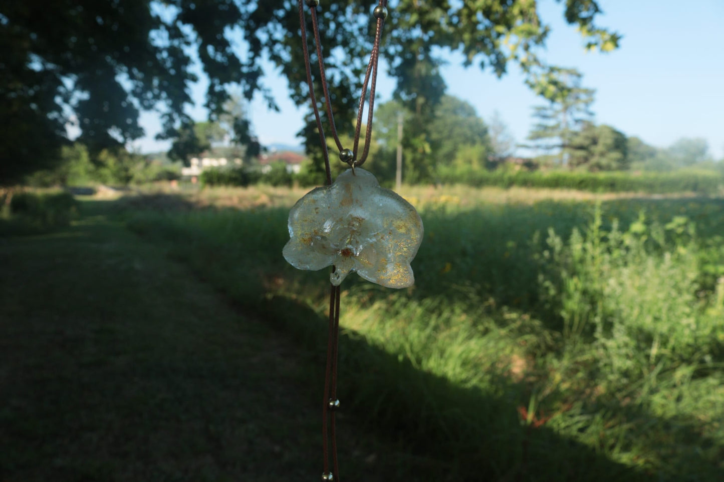 Collana Orchidea Bianca e oro su cordino cruelty free