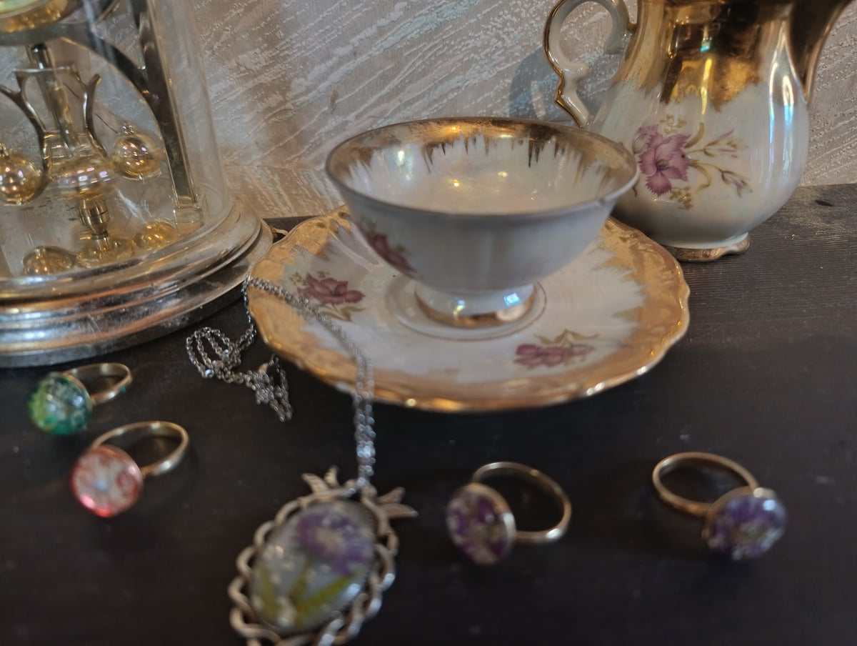 Anello botanico dorato con fiori veri