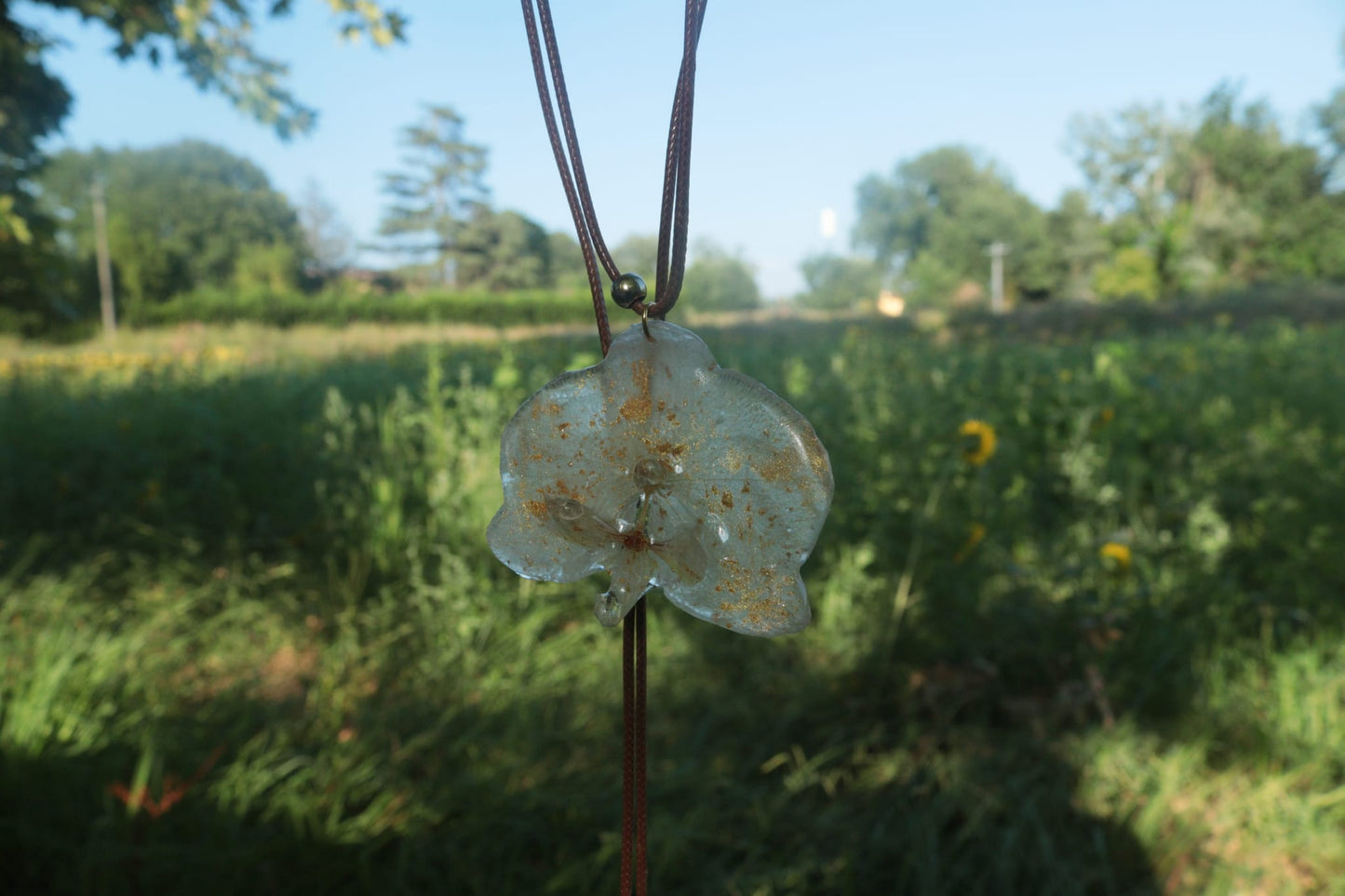 Collana Orchidea Bianca e oro su cordino cruelty free