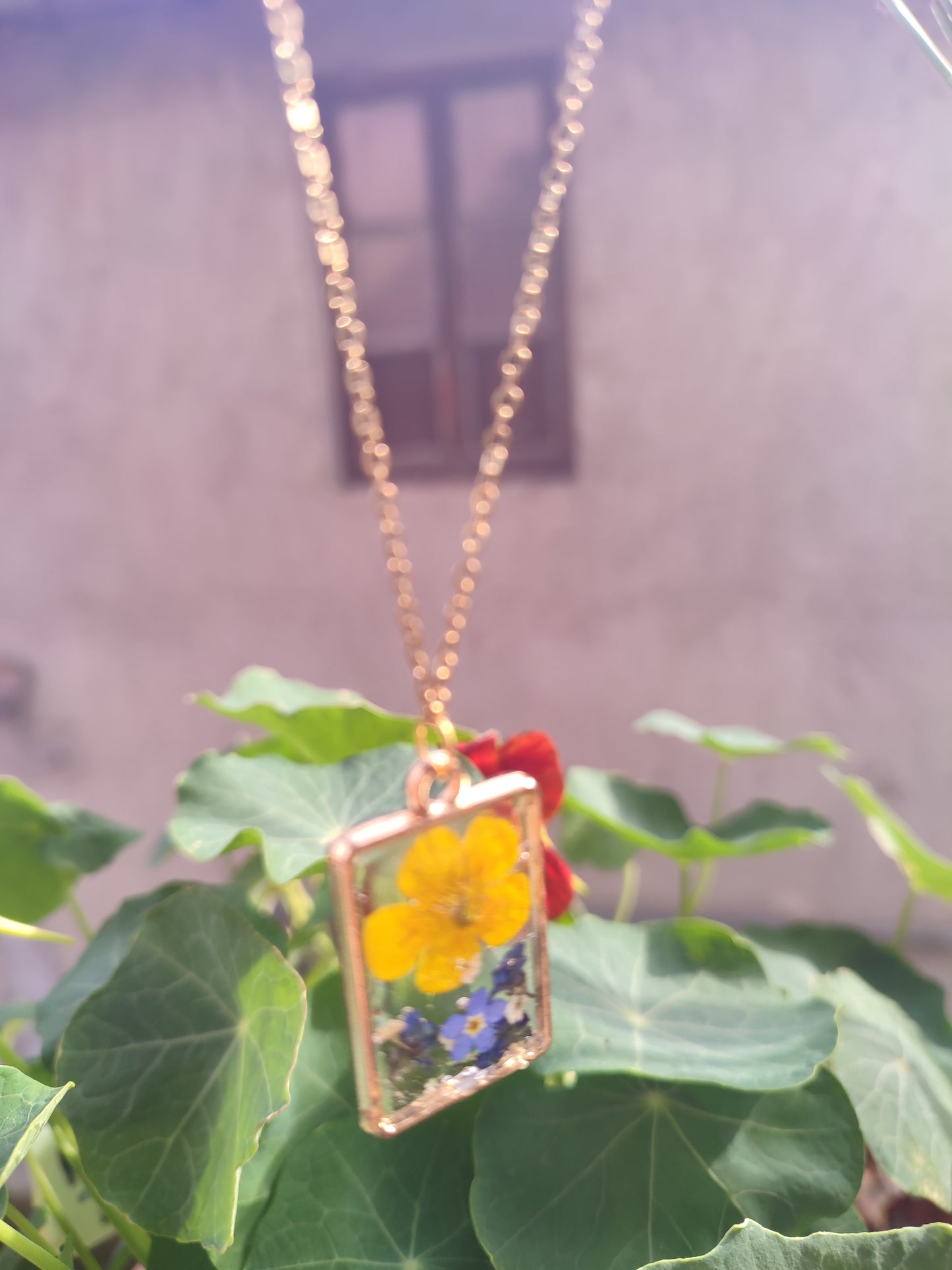 Collana Rettangolare Fiori Viola e Giallo in Resina