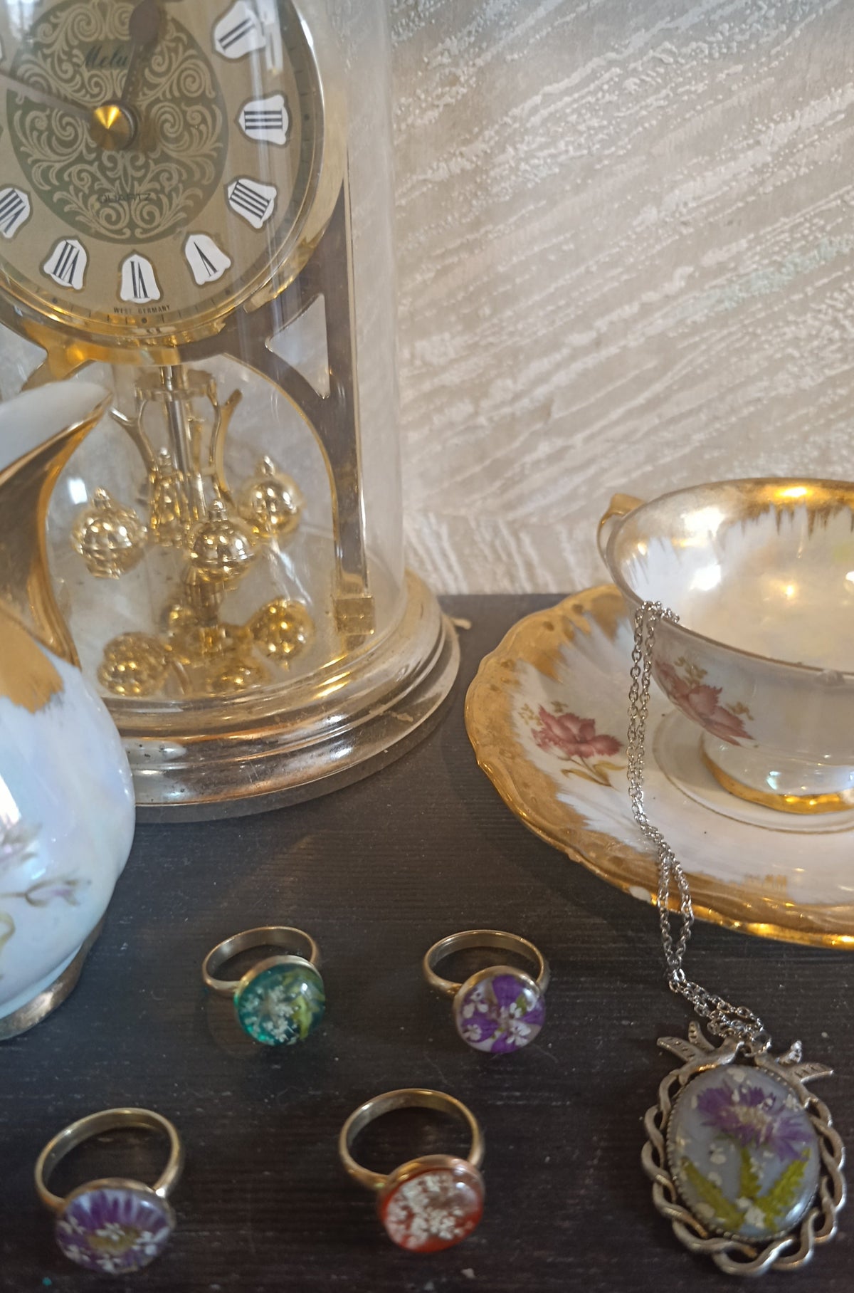Anello botanico dorato con fiori veri