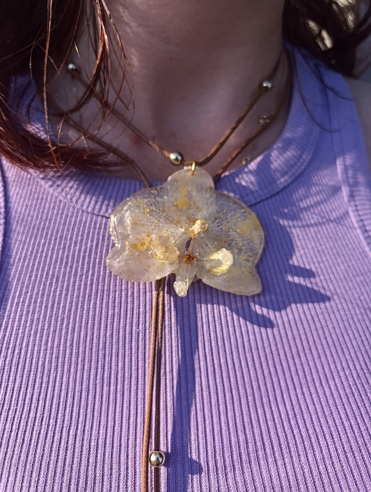 Collana Orchidea Bianca e oro su cordino cruelty free