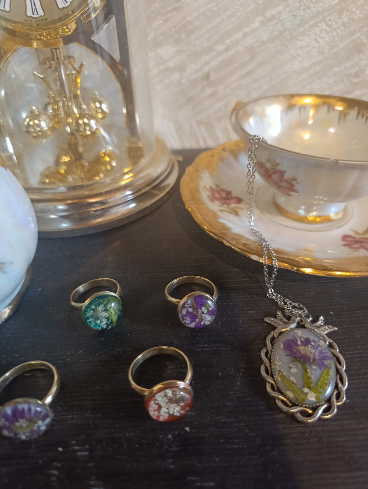 Anello botanico dorato con fiori veri