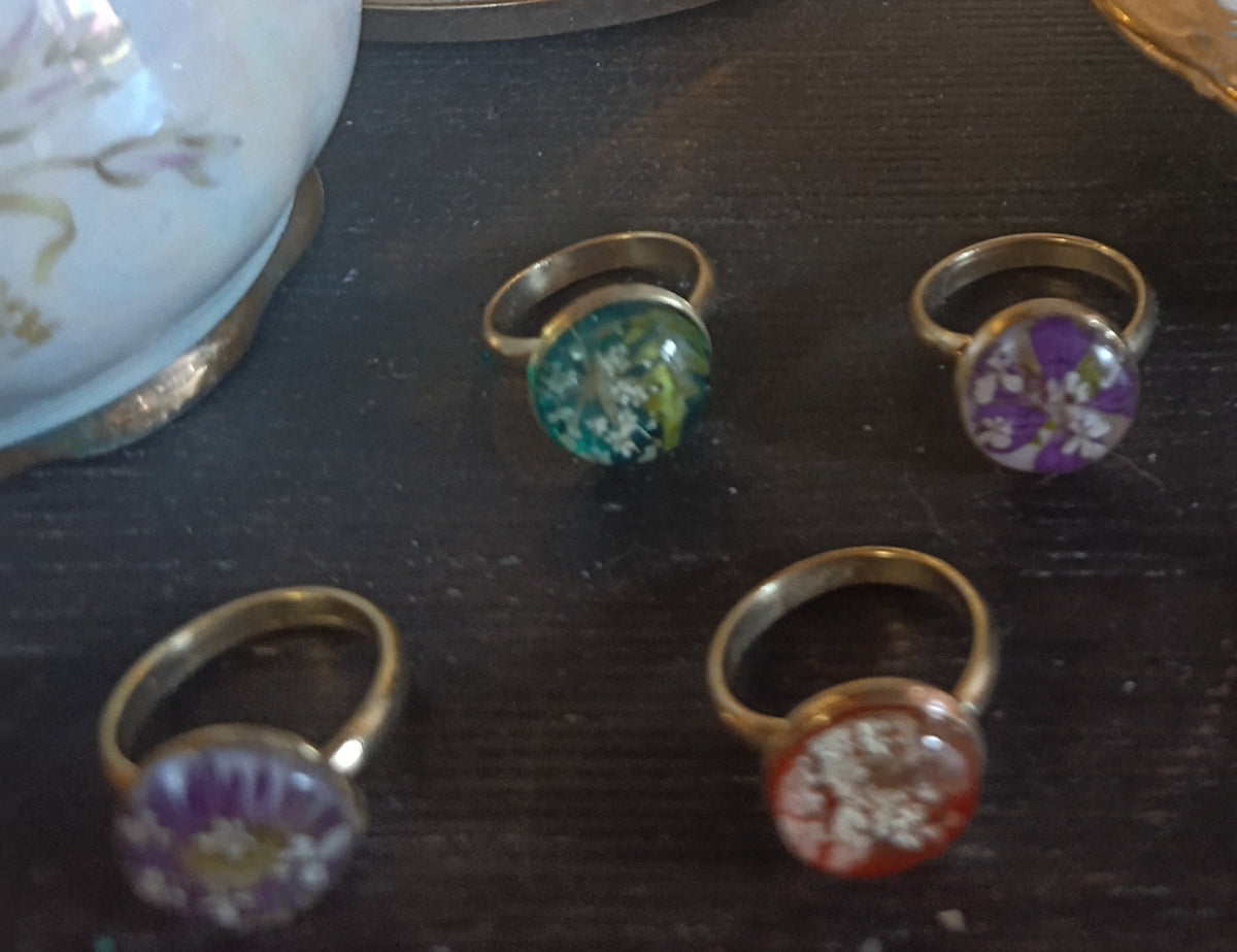 Anello botanico dorato con fiori veri