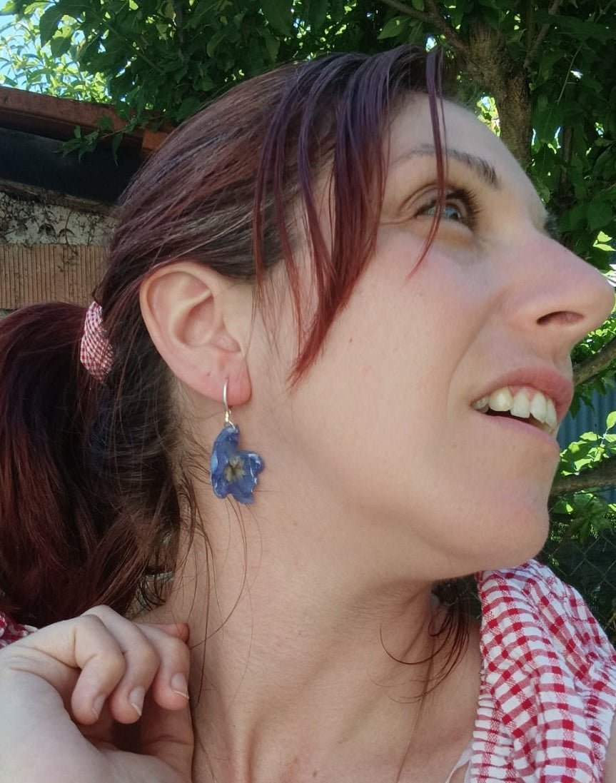 Orecchini in Argento 925 con Delphinium Blu – Fatti a Mano