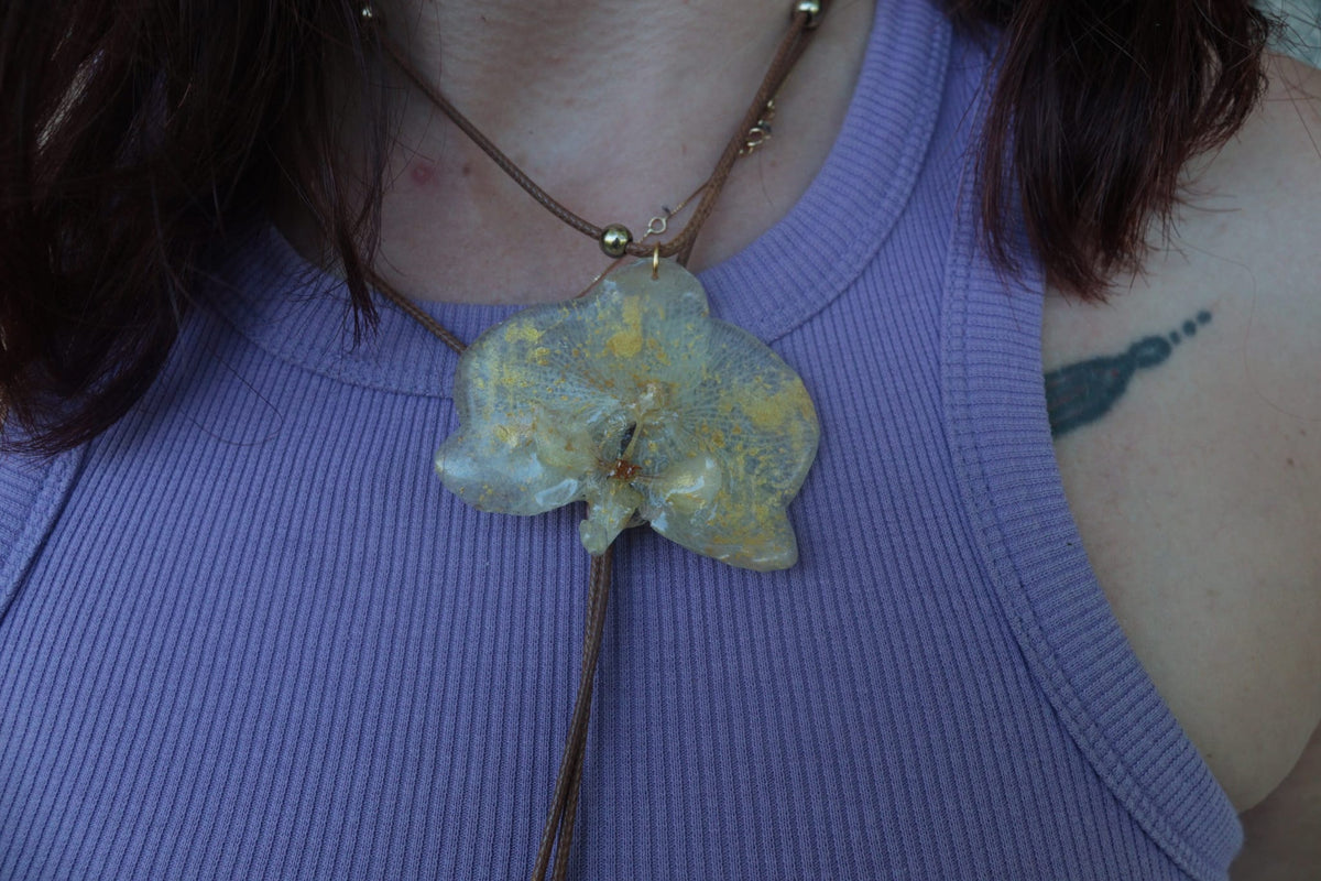 Collana Orchidea Bianca e oro su cordino cruelty free