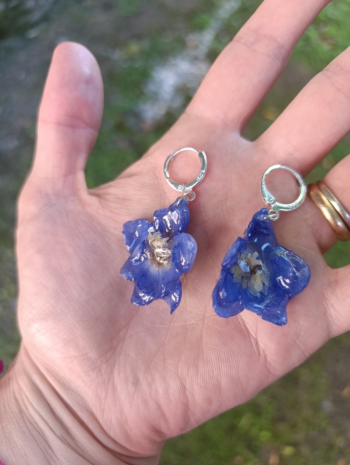 Orecchini in Argento 925 con Delphinium Blu – Fatti a Mano
