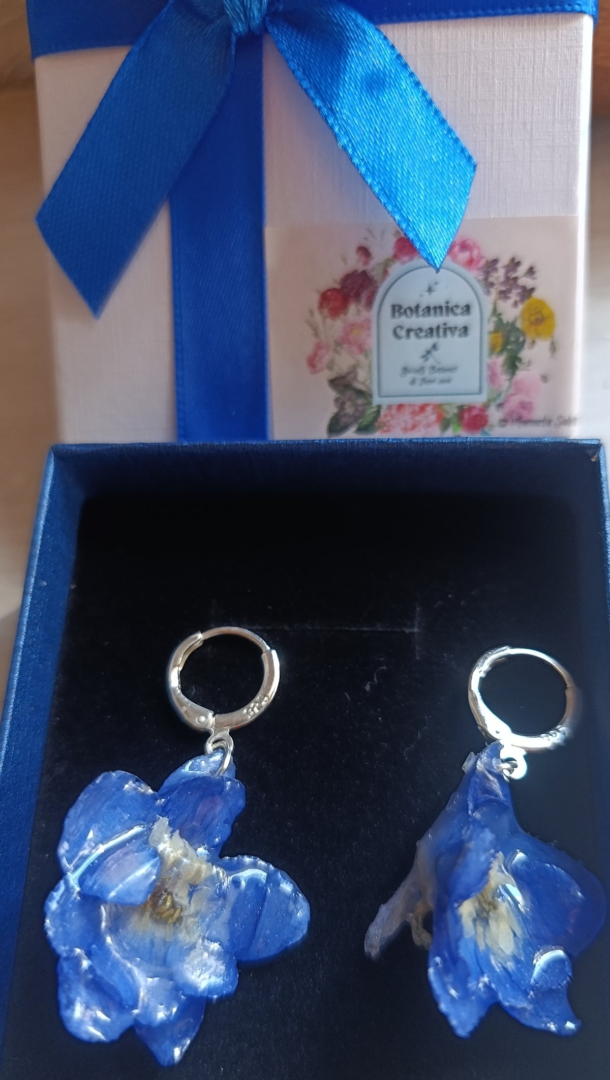 Orecchini in Argento 925 con Delphinium Blu – Fatti a Mano