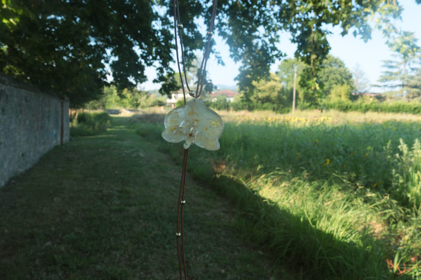 Collana Orchidea Bianca e oro su cordino cruelty free