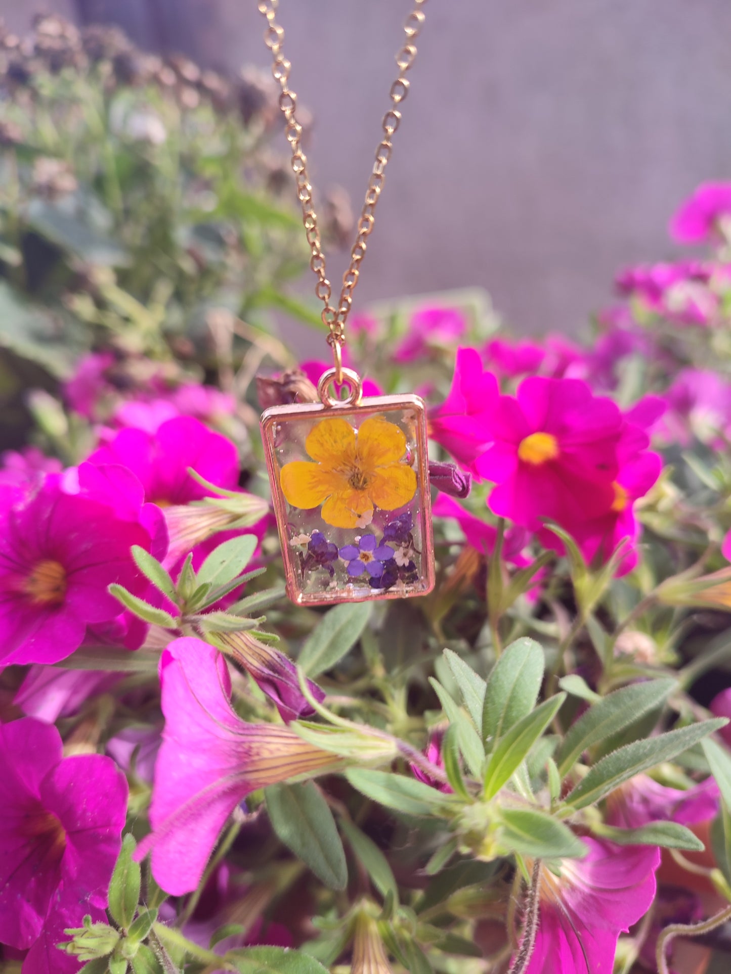 Collana Rettangolare Fiori Viola e Giallo in Resina