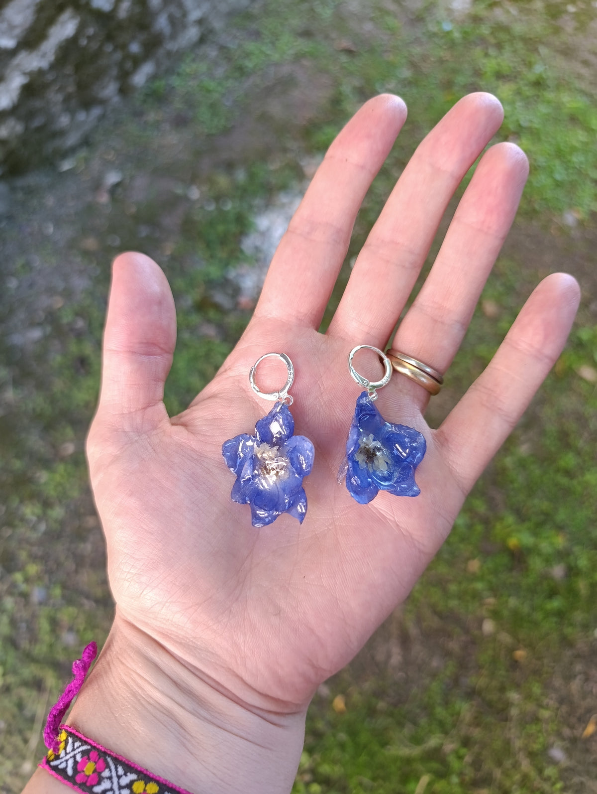 Orecchini in Argento 925 con Delphinium Blu – Fatti a Mano
