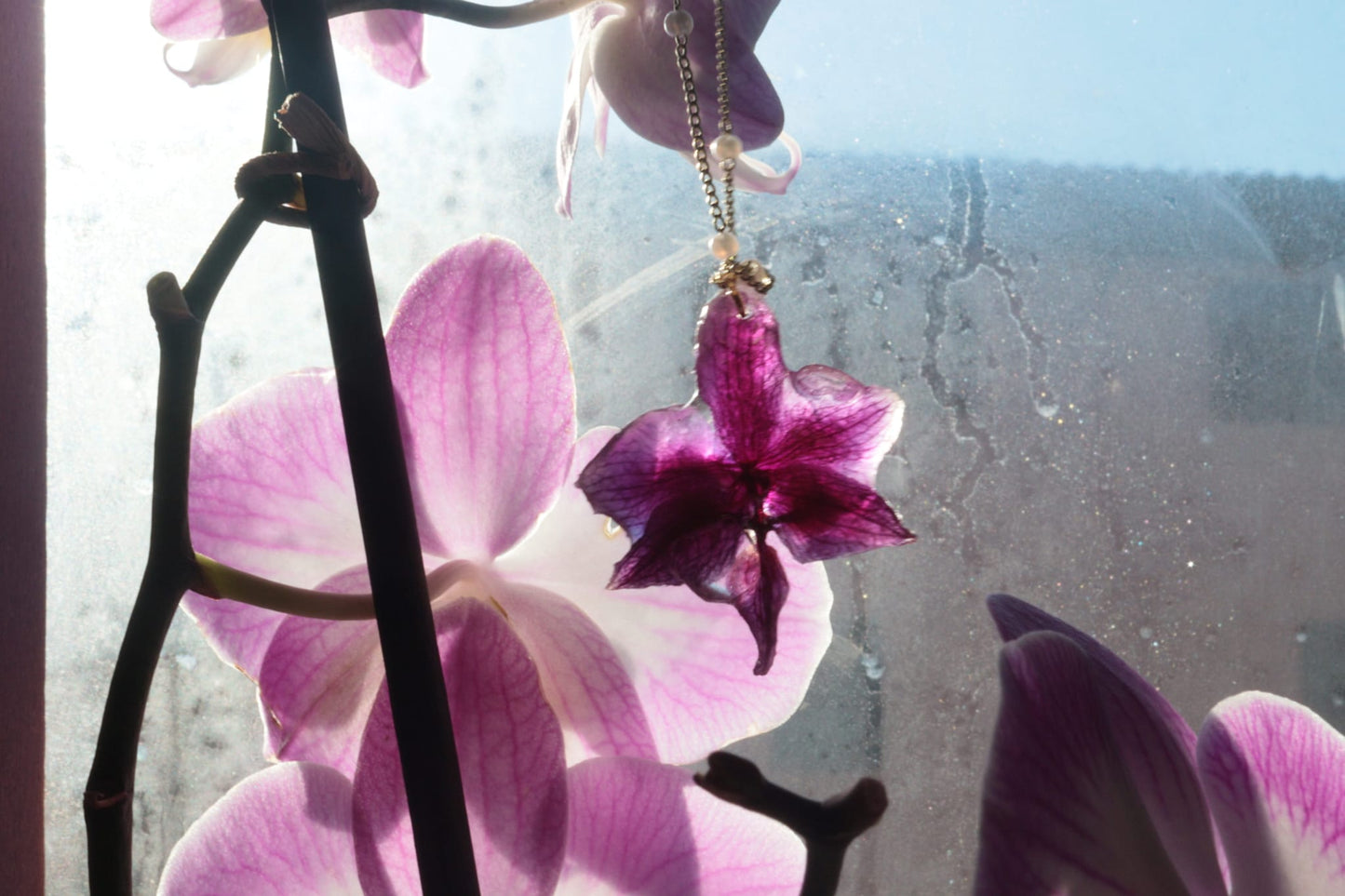 Collana Dorata con Perle Cruelty Free e Orchidea Mini – Fatta a Mano