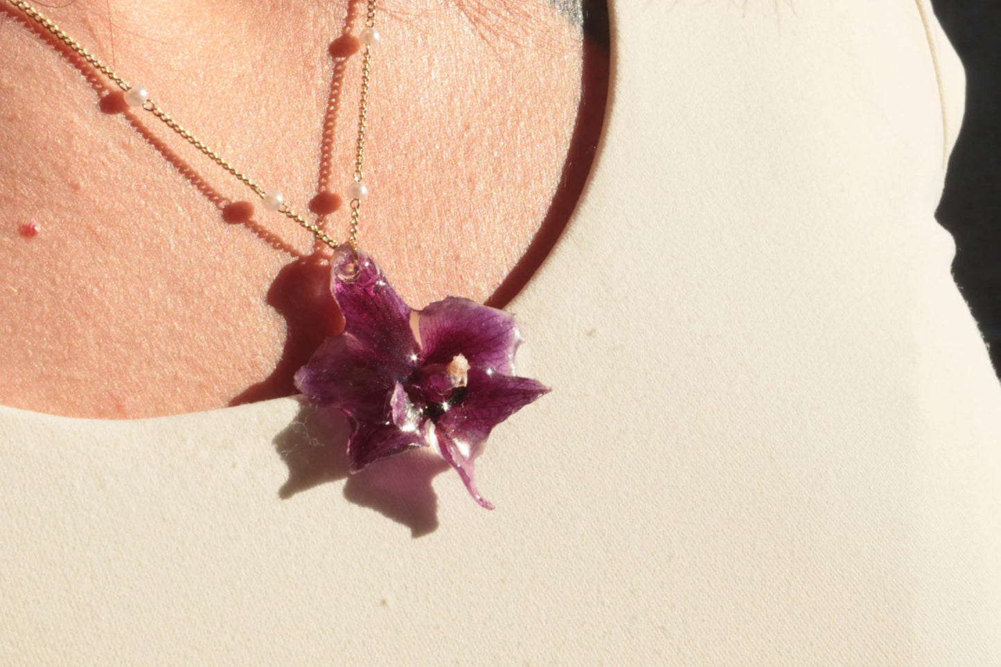Collana Dorata con Perle Cruelty Free e Orchidea Mini – Fatta a Mano