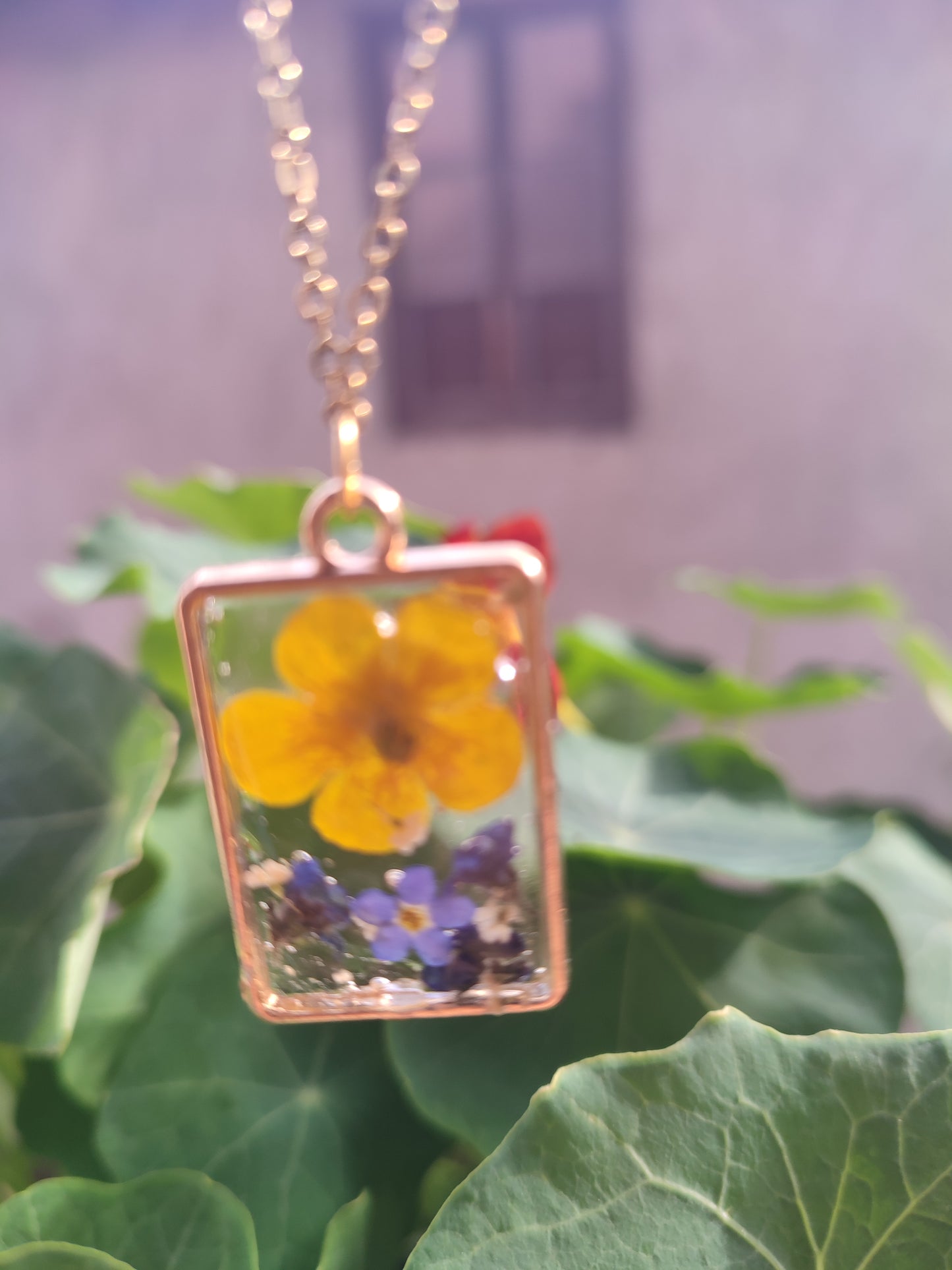 Collana Rettangolare Fiori Viola e Giallo in Resina