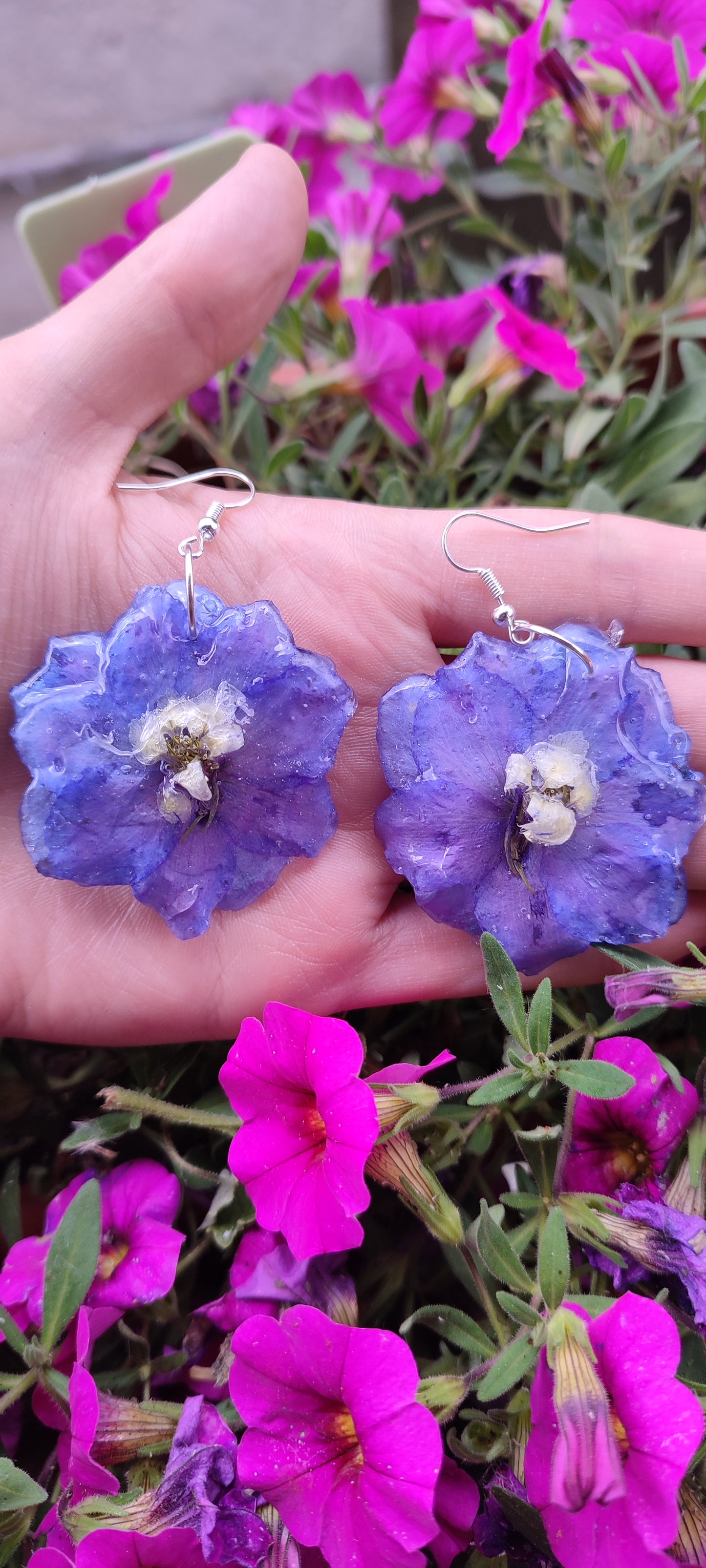 Orecchini Delphinium Blu – Fiori Veri in Resina