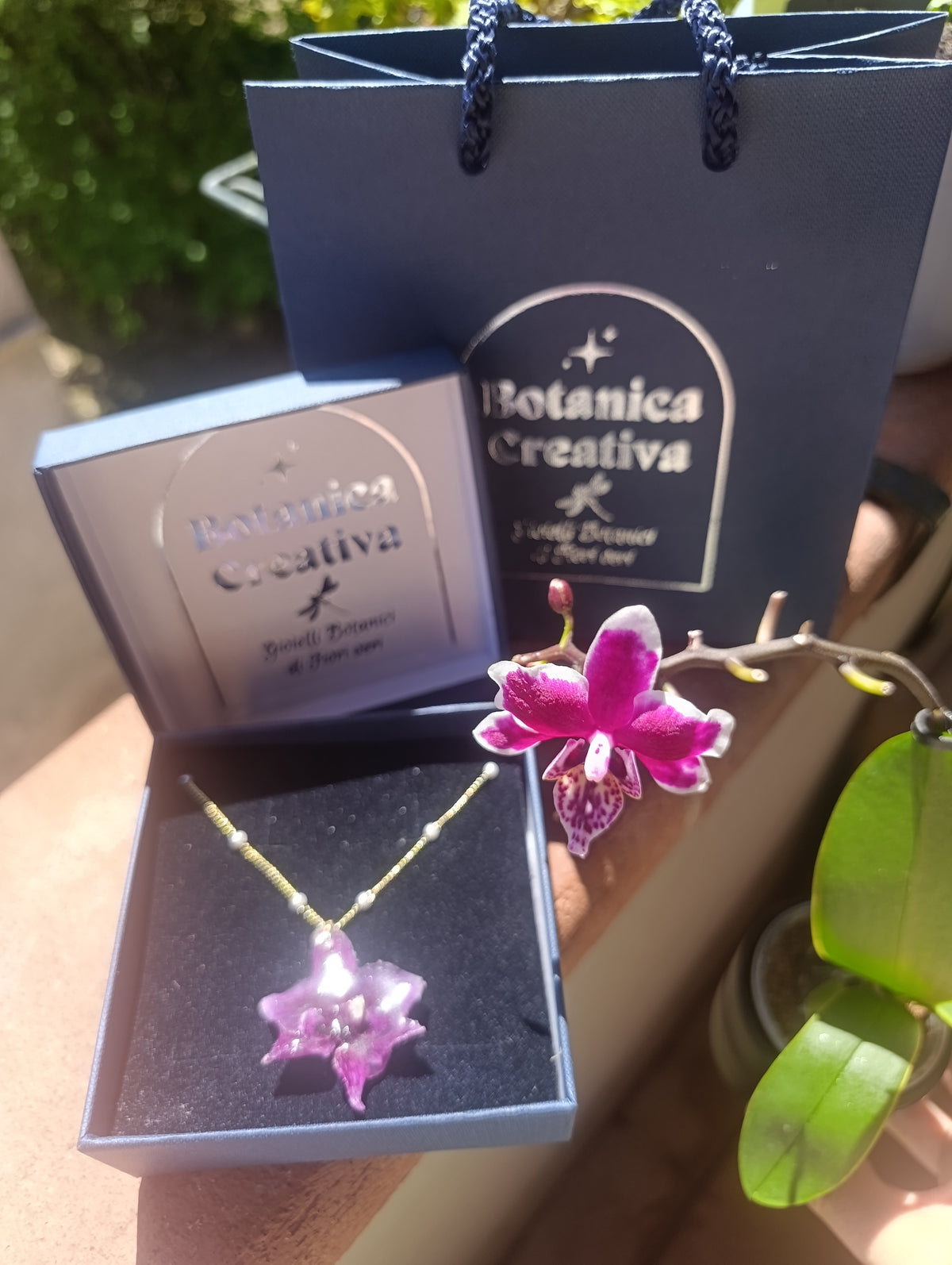 Collana Dorata con Perle Cruelty Free e Orchidea Mini – Fatta a Mano