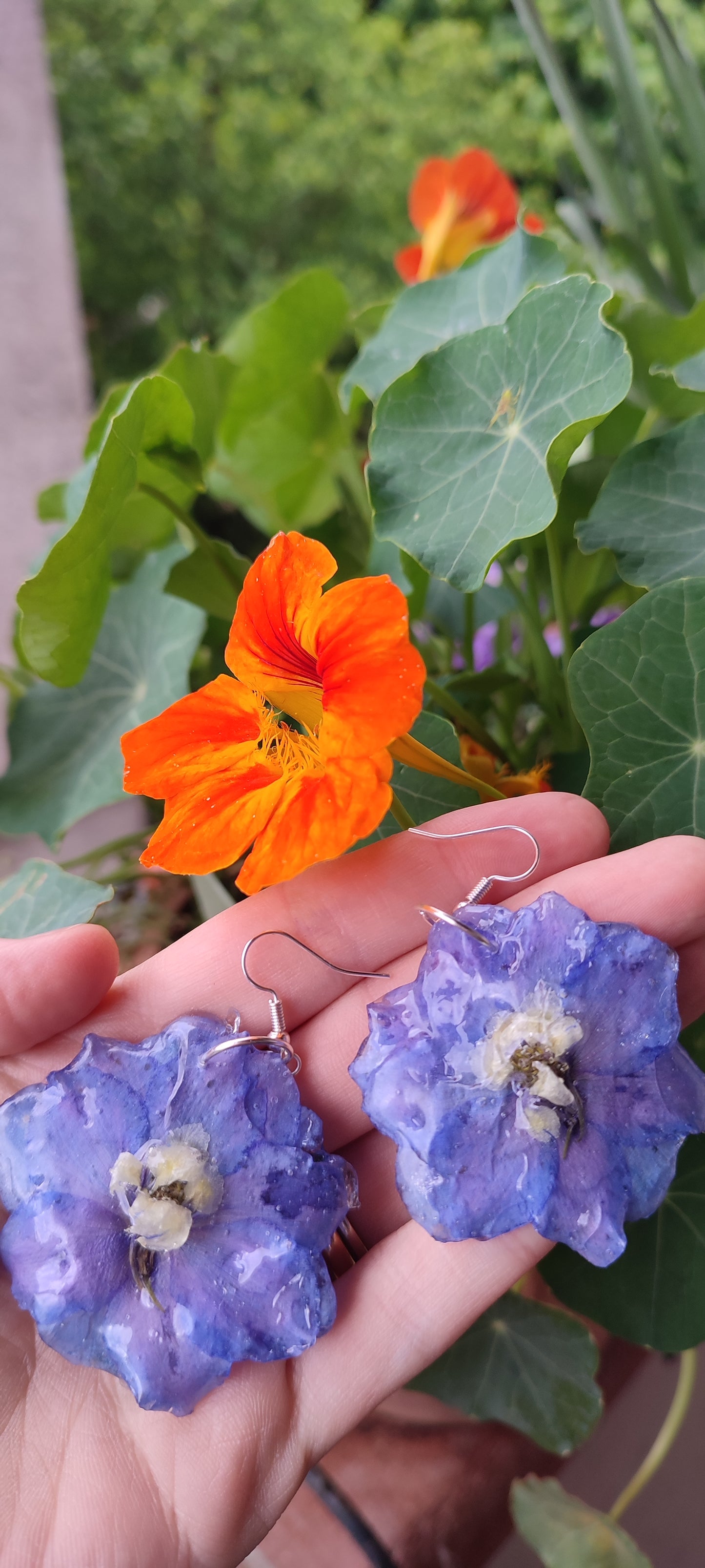 Orecchini Delphinium Blu – Fiori Veri in Resina