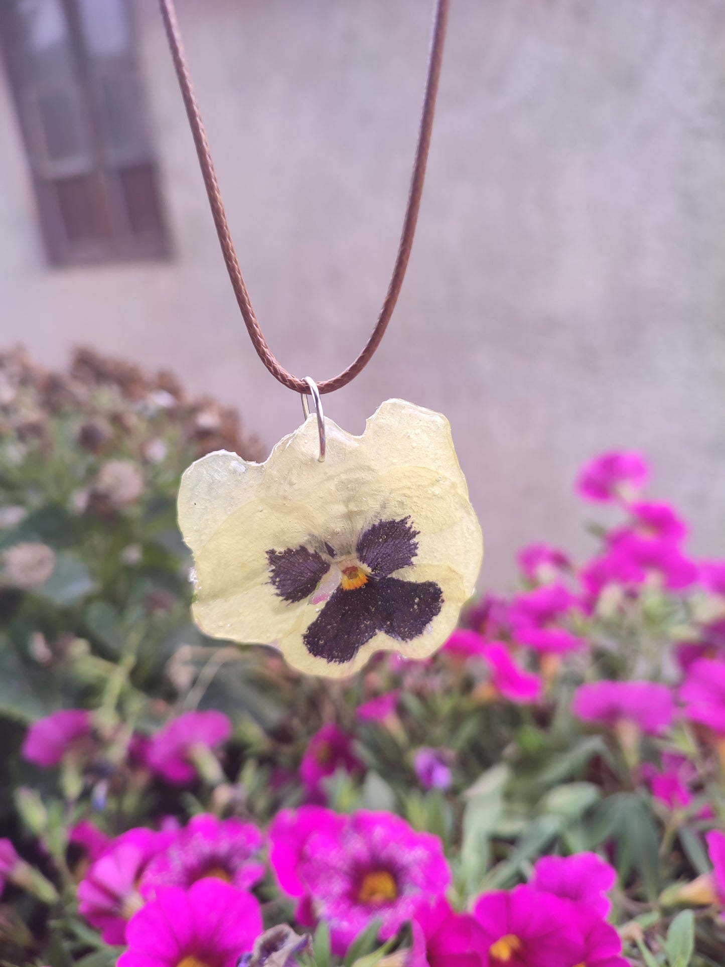Viola del pensiero bianca- collana resina