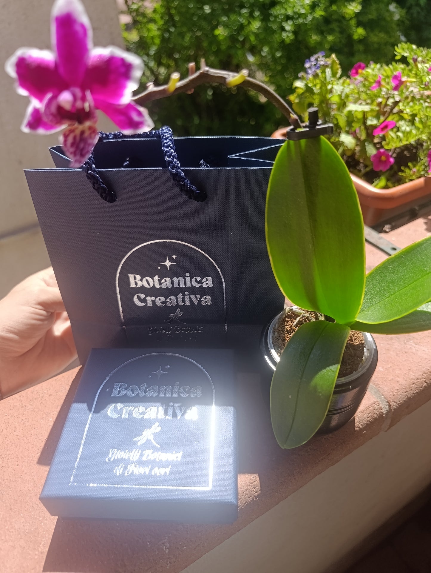 Collana Dorata con Perle Cruelty Free e Orchidea Mini – Fatta a Mano