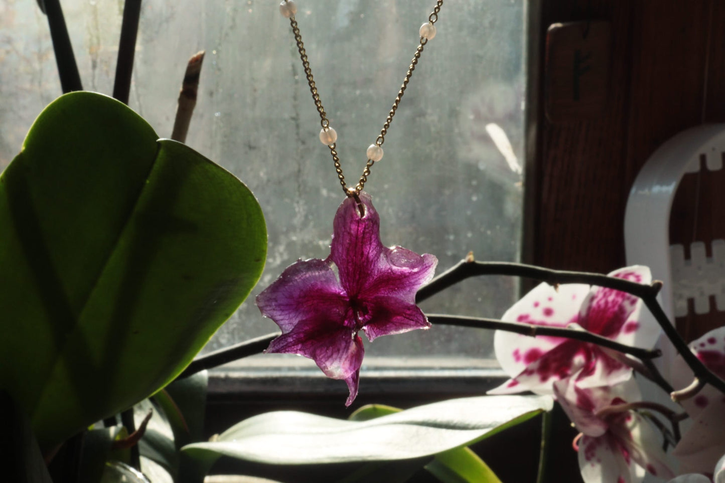 Collana Dorata con Perle Cruelty Free e Orchidea Mini – Fatta a Mano