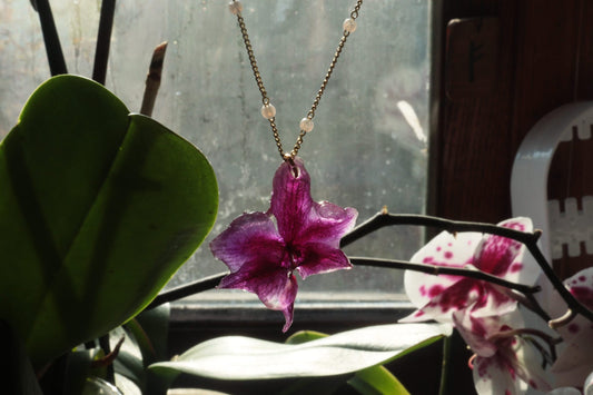 Collana Dorata con Perle Cruelty Free e Orchidea Mini – Fatta a Mano